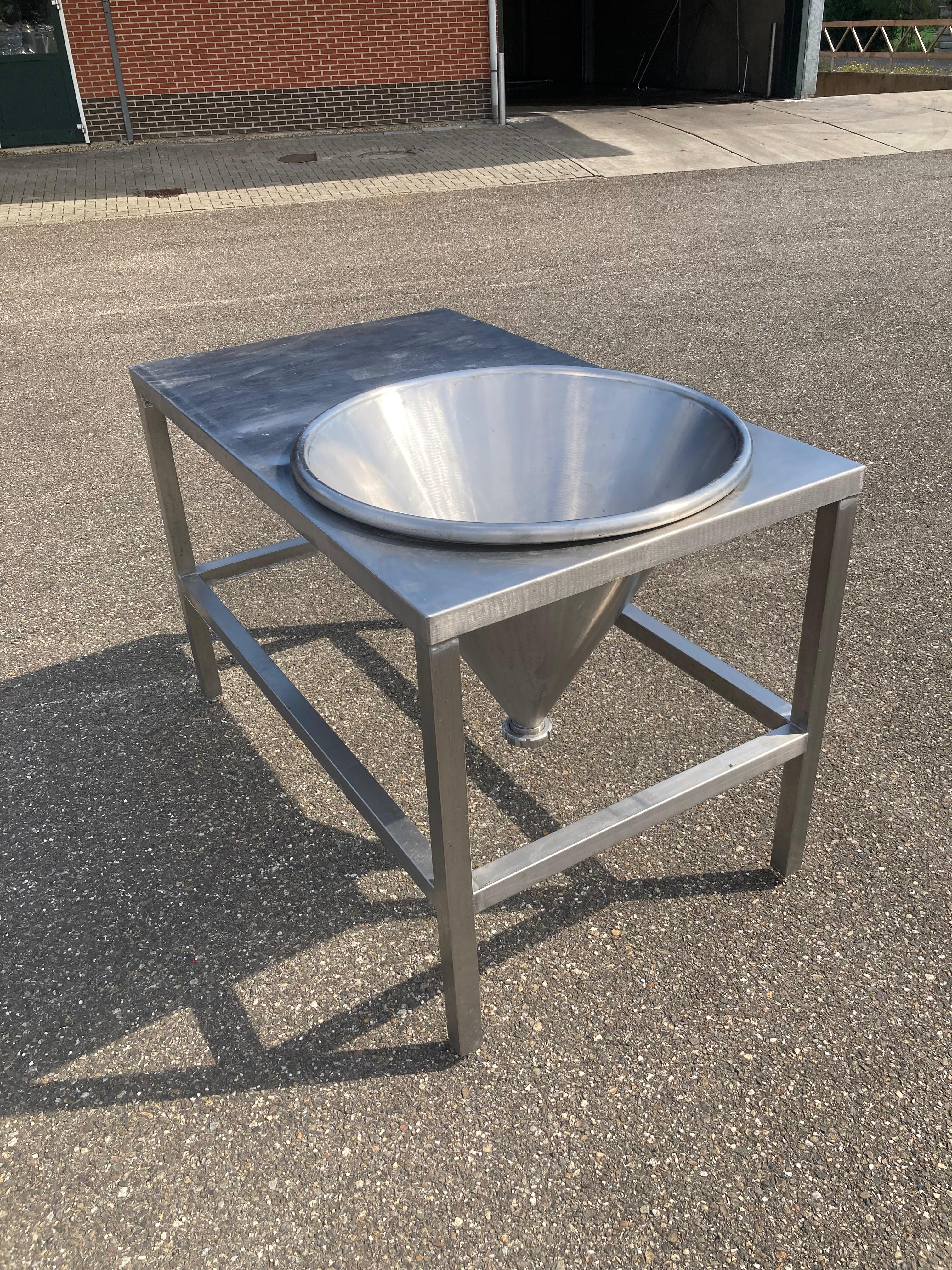 Powder dissolving table