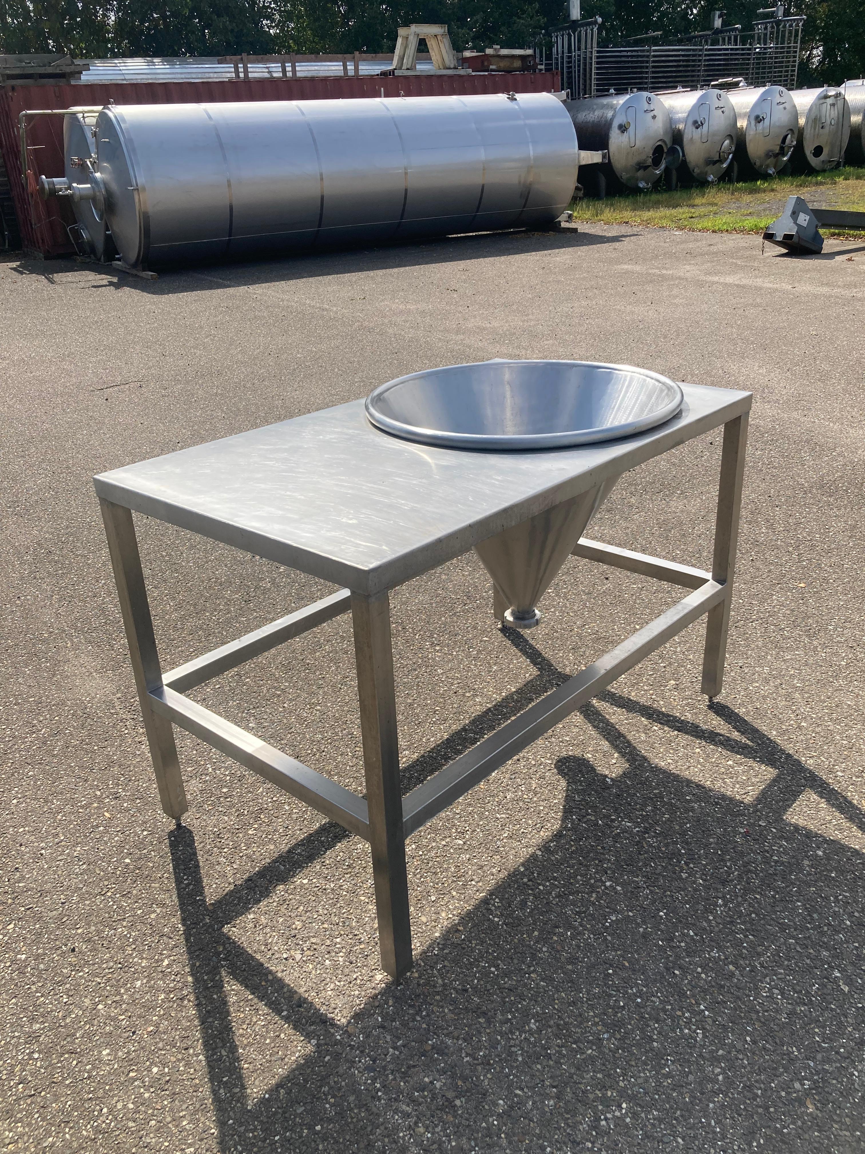 Powder dissolving table